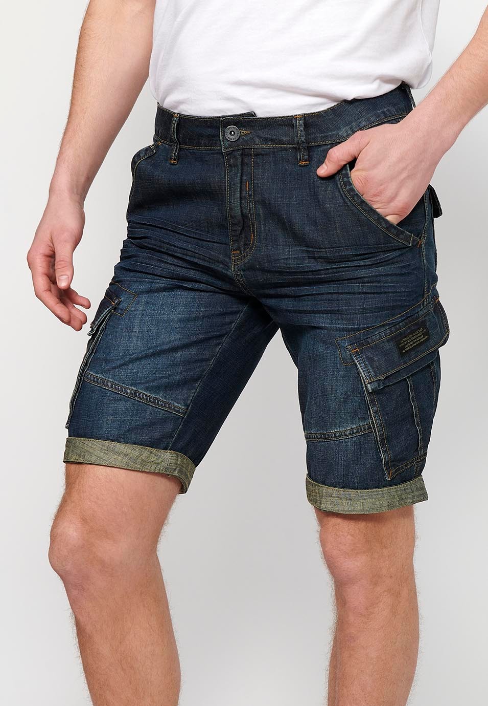 Blaue Denim-Bermudashorts mit seitlichen Cargotaschen und Frontverschluss mit Reißverschluss und Knopf für Herren 3