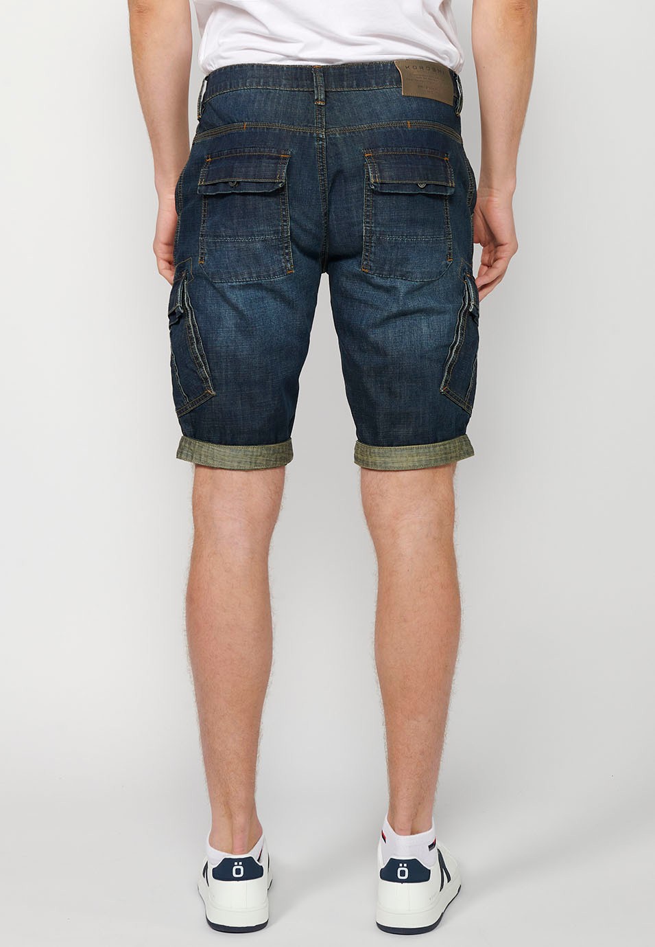 Bermuda en denim bleu avec poches cargo latérales et fermeture avant avec fermeture éclair et bouton pour homme 6