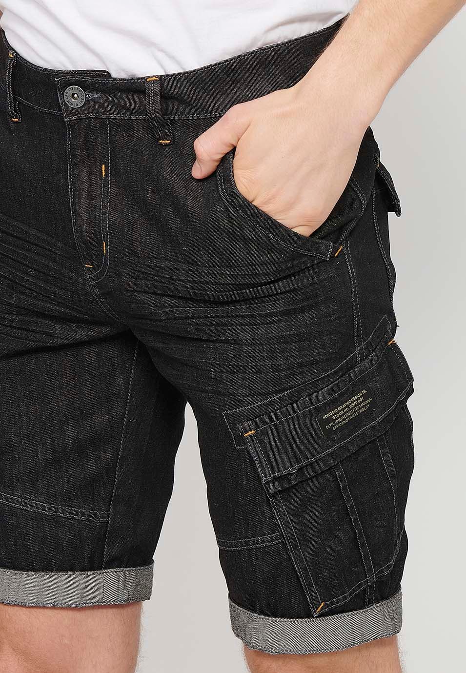 Bermuda en jean avec revers et fermeture éclair sur le devant et fermeture boutonnée avec poches, une poche ticket et deux poches latérales en noir pour homme 7