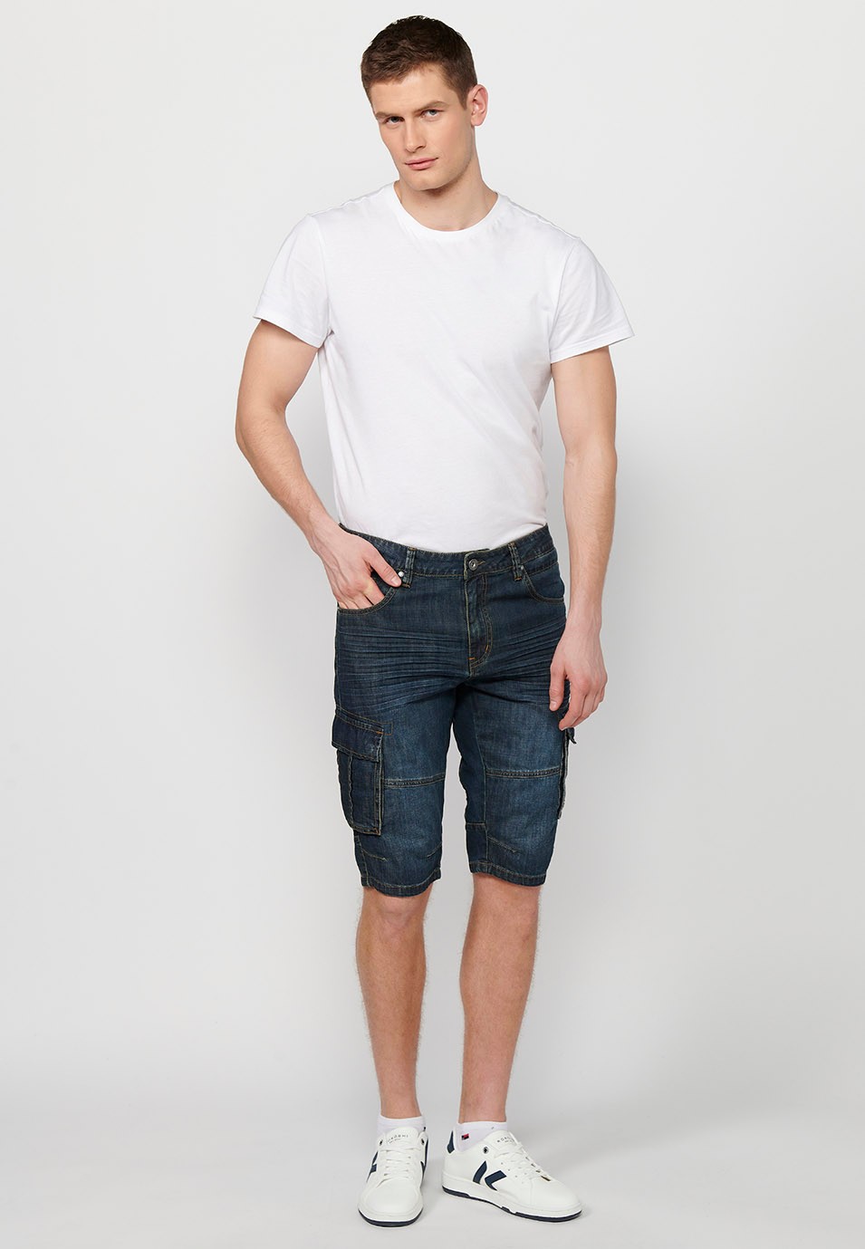 Cotton Pirate Denim Bermuda Shorts with Side Pockets and Front Closure with Zipper and Button in Blue for Men