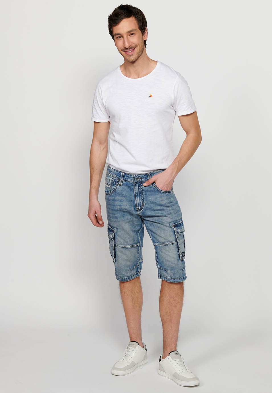 Denim Bermuda cargo shorts with front zipper and button closure with five pockets, one ticket pocket and two light blue sides, for Men