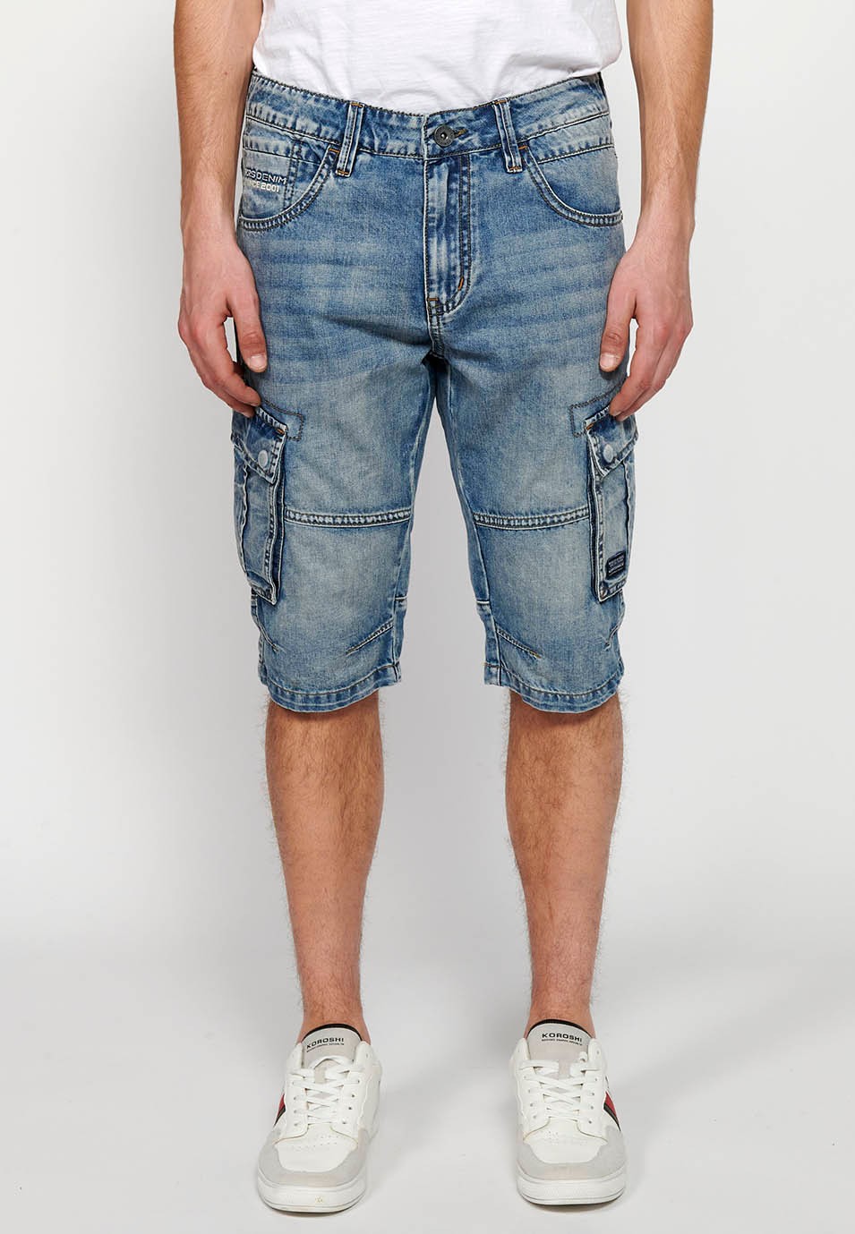 Bermuda-Cargoshorts aus Denim mit Reißverschluss und Knopfverschluss vorne, fünf Taschen, einer Tickettasche und zwei hellblauen Seiten für Herren 3