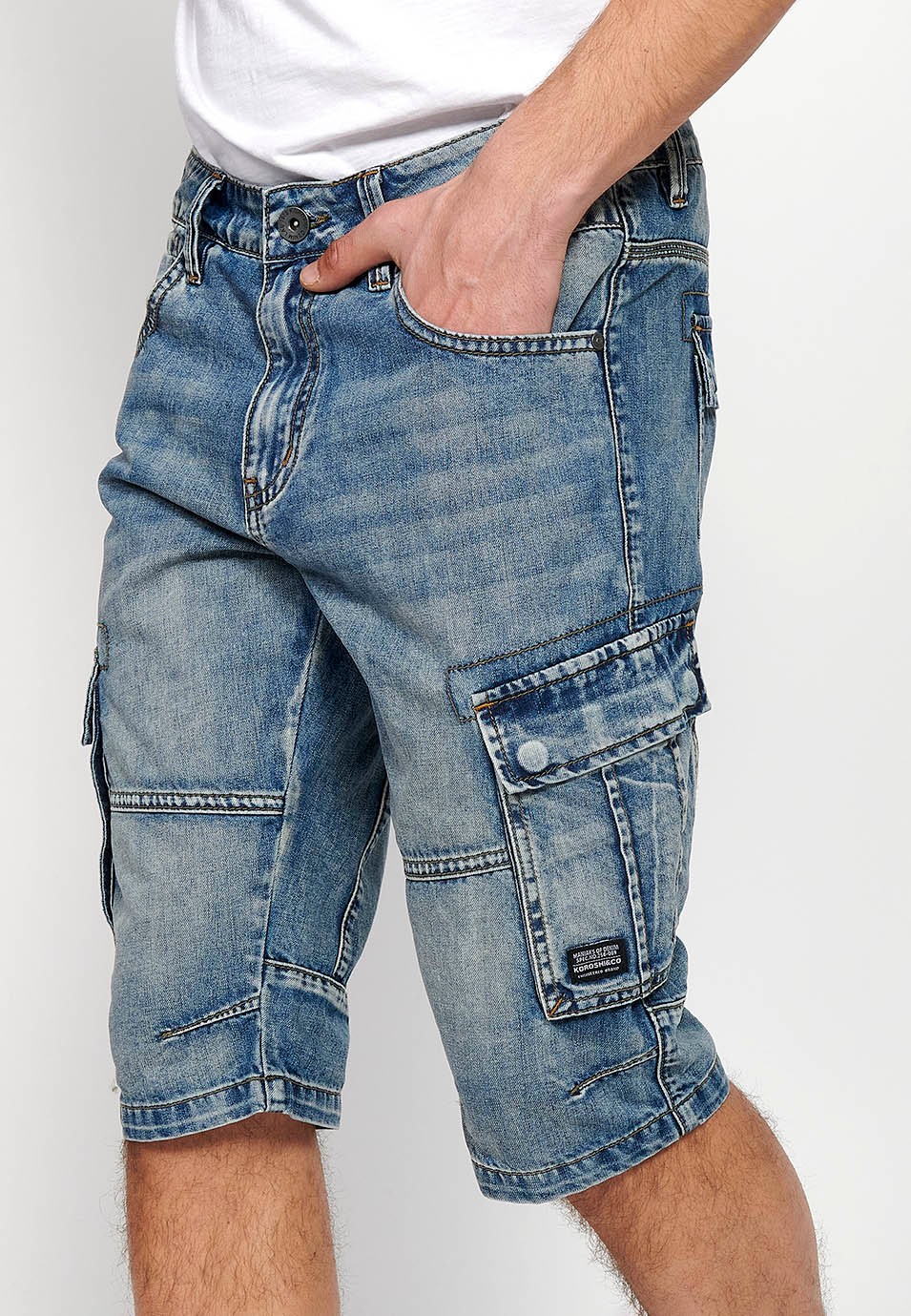 Bermuda cargo en jean avec fermeture éclair sur le devant et fermeture boutonnée avec cinq poches, une poche ticket et deux côtés bleu clair, pour homme 2
