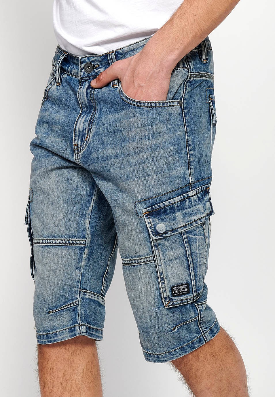 Pantalón corto denim bermuda cargo con Cierre delantero con cremallera y botón con cinco Bolsillos uno cerillero y dos laterales de Color Azul claro para Hombre 2