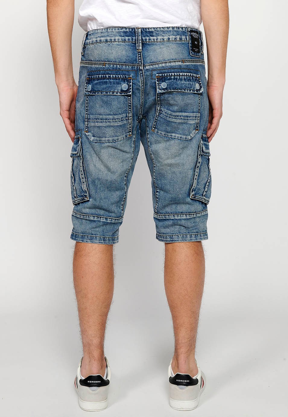 Denim Bermuda cargo shorts with front zipper and button closure with five pockets, one ticket pocket and two light blue sides, for Men 4
