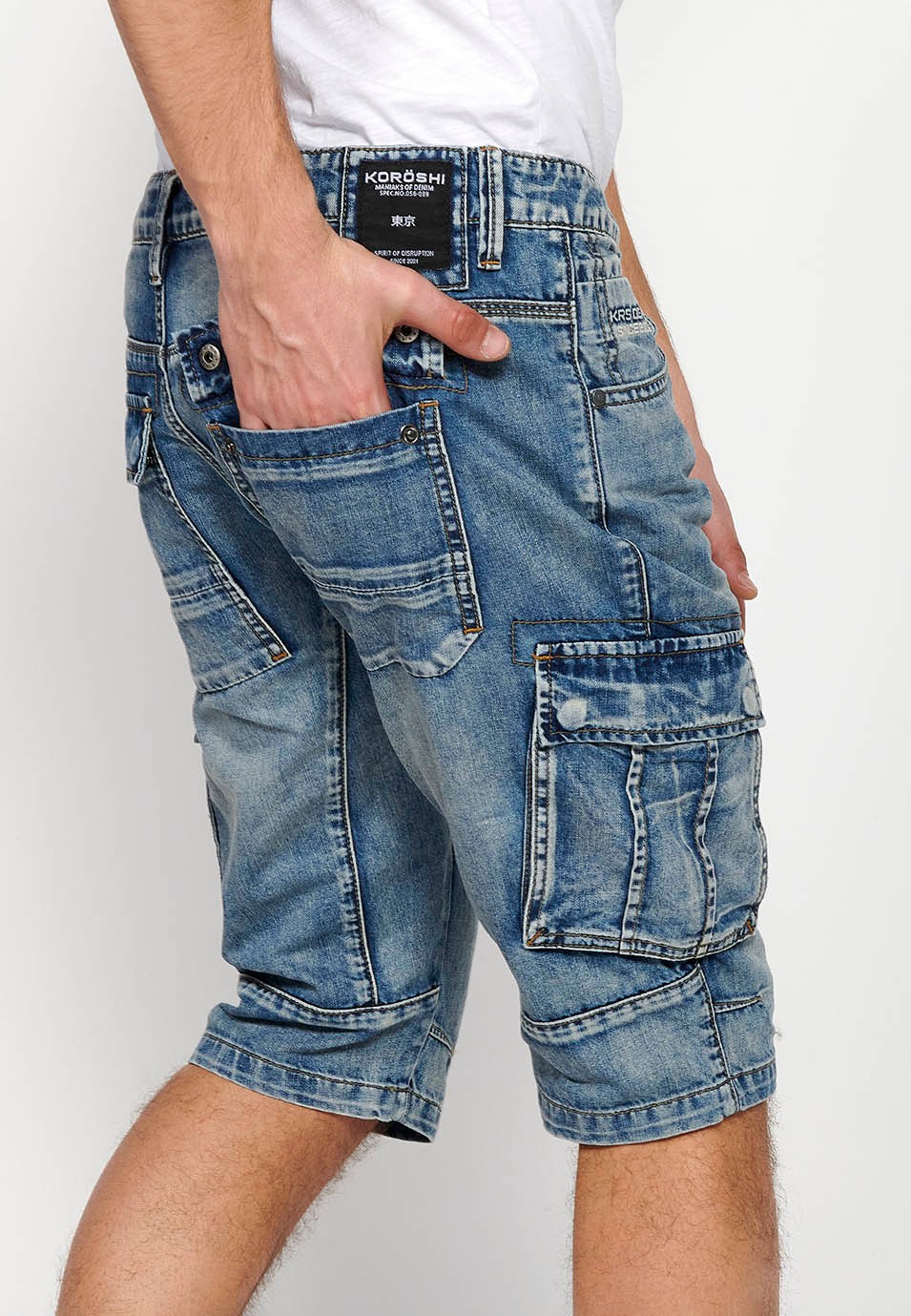 Pantalón corto denim bermuda cargo con Cierre delantero con cremallera y botón con cinco Bolsillos uno cerillero y dos laterales de Color Azul claro para Hombre 7