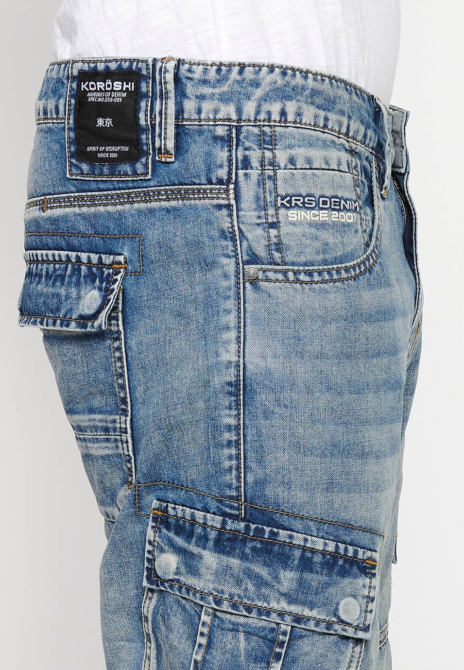 Pantalón corto denim bermuda cargo con Cierre delantero con cremallera y botón con cinco Bolsillos uno cerillero y dos laterales de Color Azul claro para Hombre 6