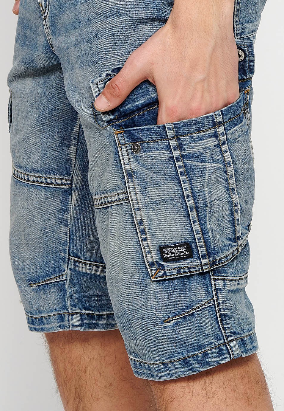 Denim Bermuda cargo shorts with front zipper and button closure with five pockets, one ticket pocket and two light blue sides, for Men 8