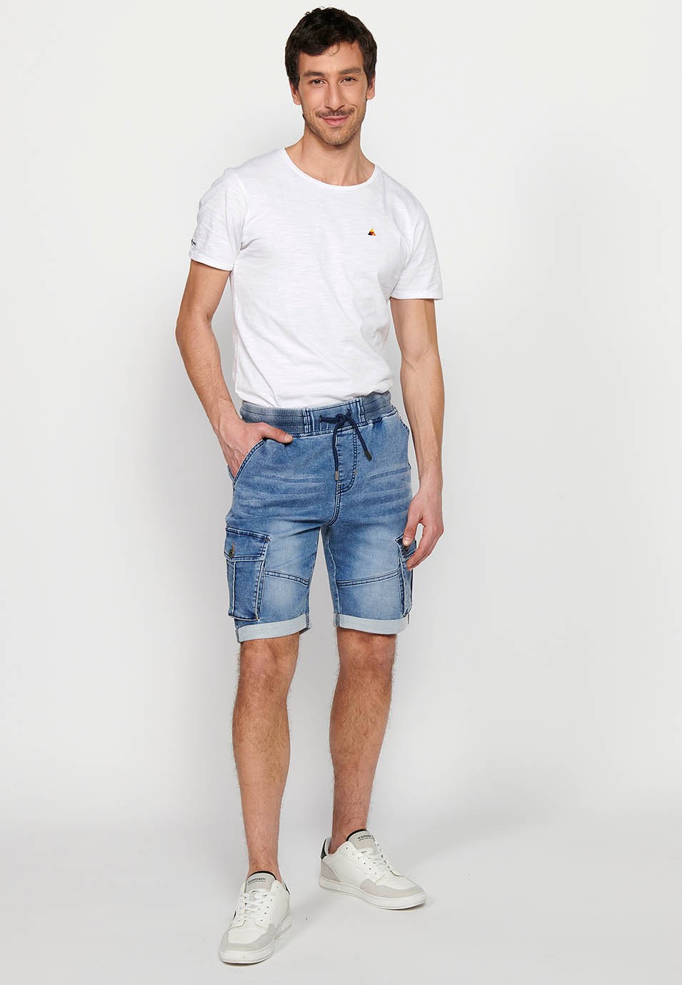 Denim-Bermuda-Cargo-Joggingshorts mit Bündchen, verstellbarer Bund mit Gummizug und Kordelzug, Seitentaschen mit Patte, blaue Farbe für Herren 1