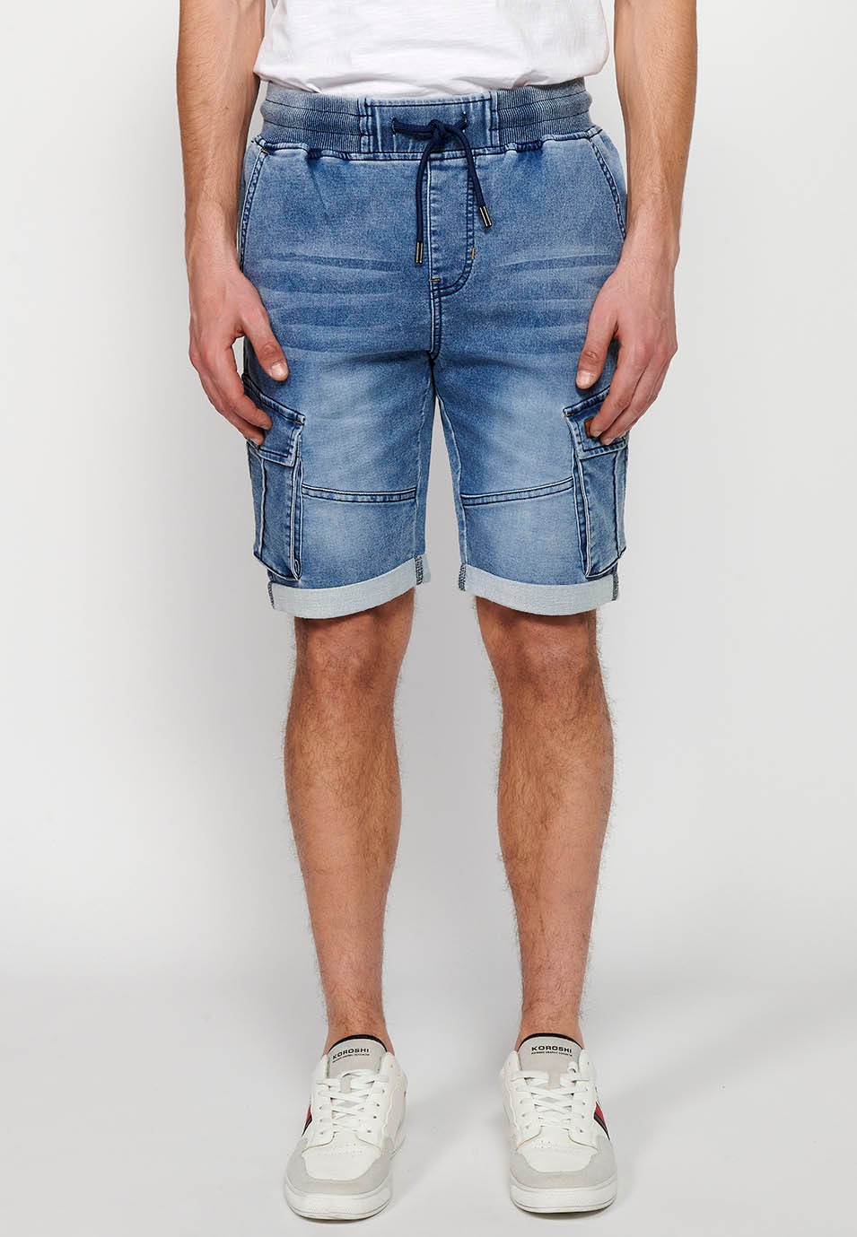 Denim-Bermuda-Cargo-Joggingshorts mit Bündchen, verstellbarer Bund mit Gummizug und Kordelzug, Seitentaschen mit Patte, blaue Farbe für Herren