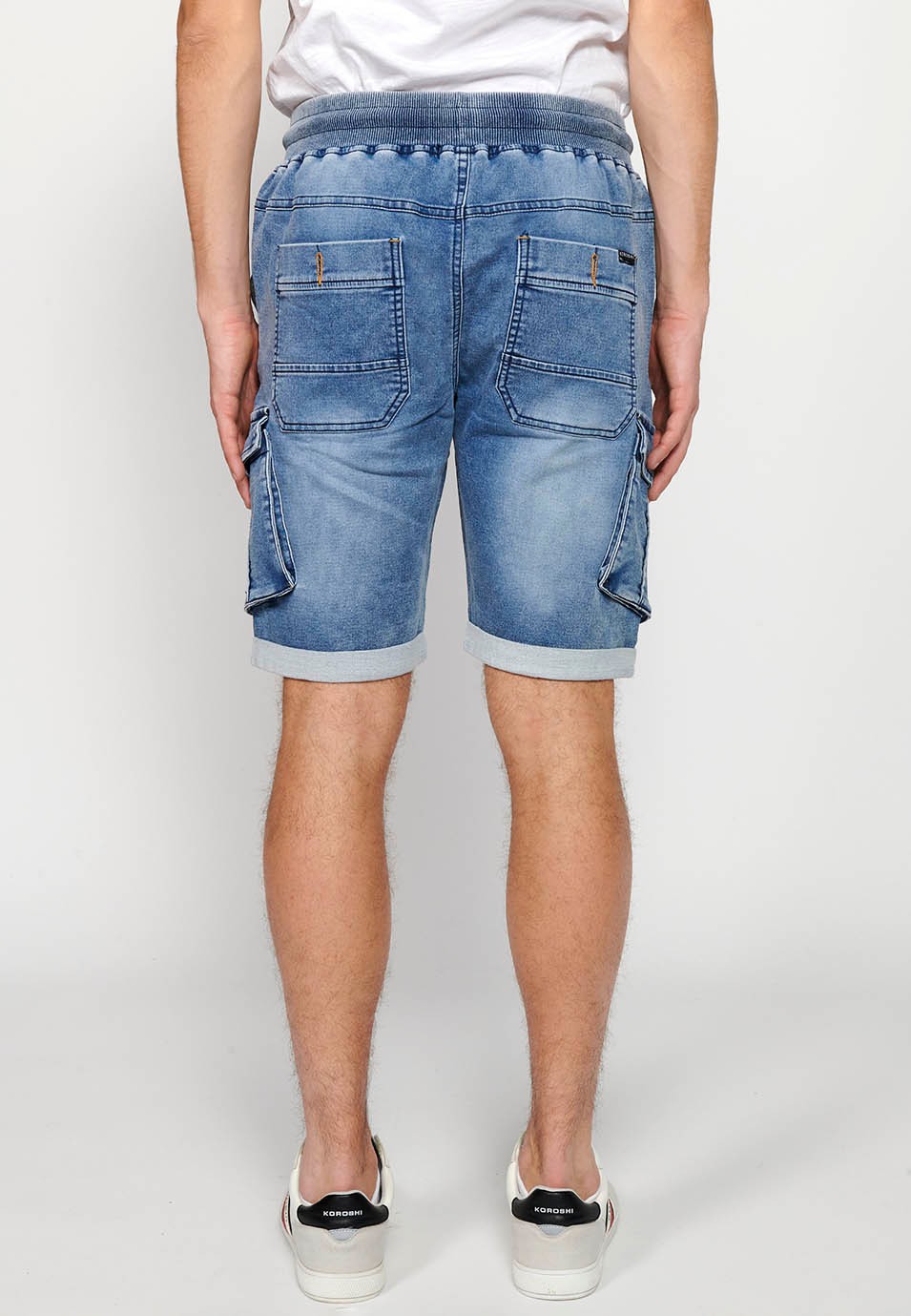 Denim-Bermuda-Cargo-Joggingshorts mit Bündchen, verstellbarer Bund mit Gummizug und Kordelzug, Seitentaschen mit Patte, blaue Farbe für Herren 2