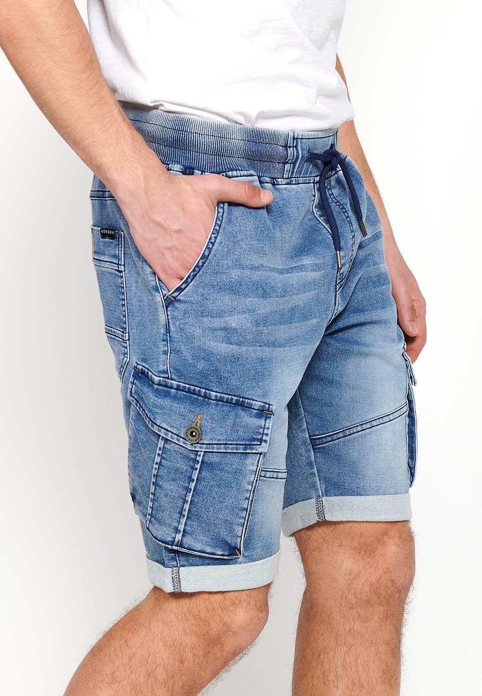 Pantalons curts jogger denim bermuda càrrec acabat en volta de Cintura ajustable amb goma i cordó de Butxaques laterals amb solapa de Color Blau per a Home 3