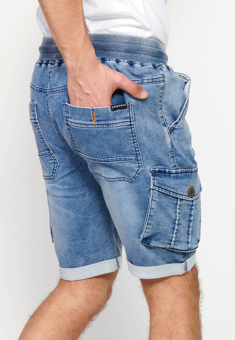 Bermuda de jogging cargo en denim finition revers, Taille réglable par élastique et cordon de serrage, Poches latérales à rabat, Coloris Bleu pour Homme 4