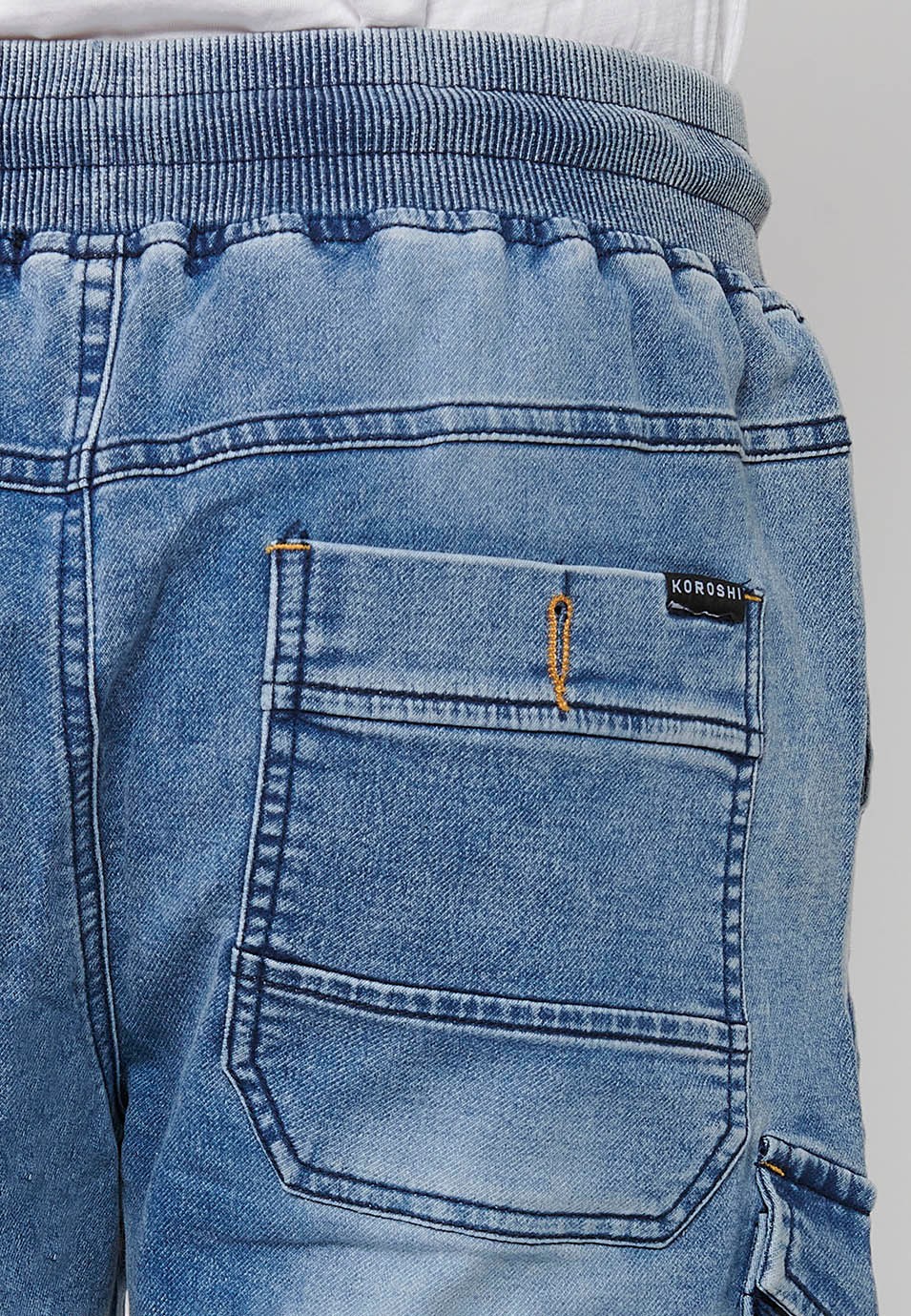 Denim-Bermuda-Cargo-Joggingshorts mit Bündchen, verstellbarer Bund mit Gummizug und Kordelzug, Seitentaschen mit Patte, blaue Farbe für Herren 7