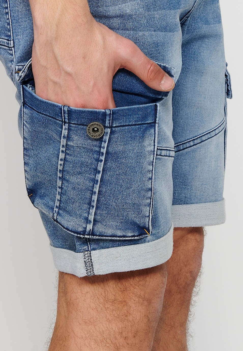 Bermuda de jogging cargo en denim finition revers, Taille réglable par élastique et cordon de serrage, Poches latérales à rabat, Coloris Bleu pour Homme 5