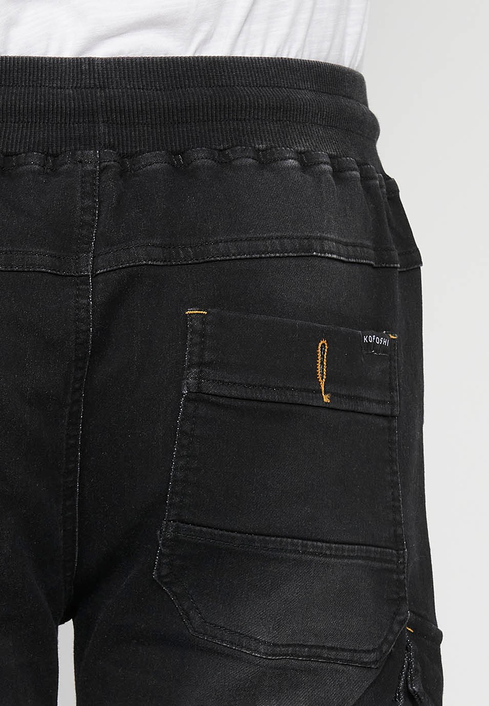 Pantalons curts jogger denim bermuda càrrec acabat en volta de Cintura ajustable amb goma i cordó de Butxaques laterals amb solapa de Color Negre per a Home 5