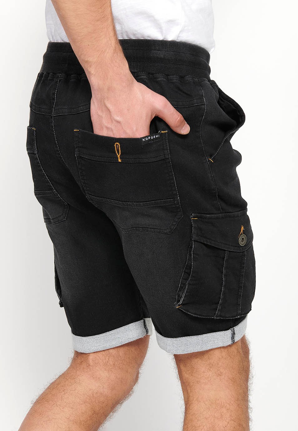 Pantalón corto jogger denim bermuda cargo acabado en vuelta de Cintura ajustable con goma y cordón de Bolsillos laterales con solapa de Color Negro para Hombre 7