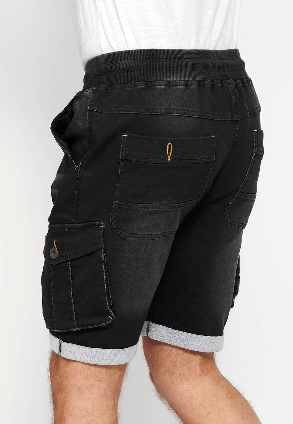 Pantalón corto jogger denim bermuda cargo acabado en vuelta de Cintura ajustable con goma y cordón de Bolsillos laterales con solapa de Color Negro para Hombre 8