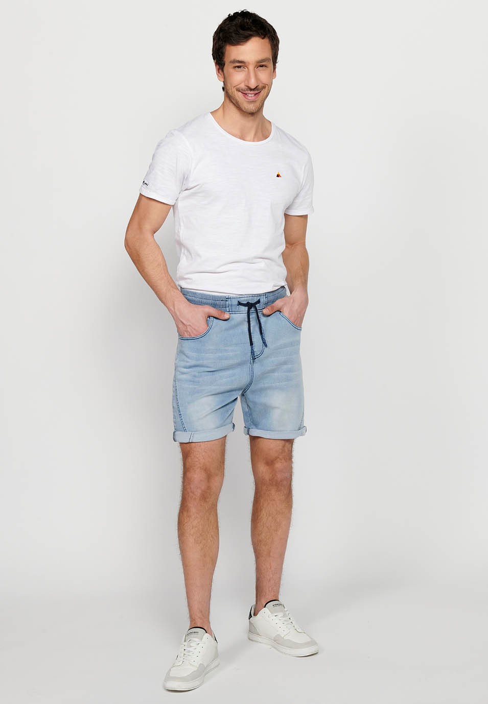 Short de jogging en denim bleu avec finition revers avec taille réglable avec caoutchouc et cordon de serrage pour homme