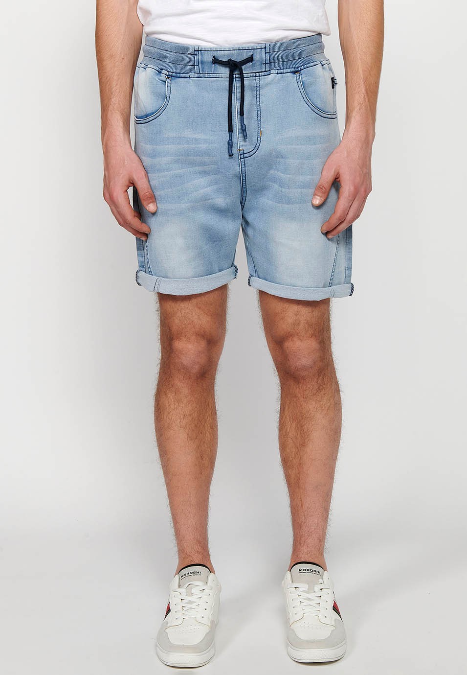 Short de jogging en denim bleu avec finition revers avec taille réglable avec caoutchouc et cordon de serrage pour homme