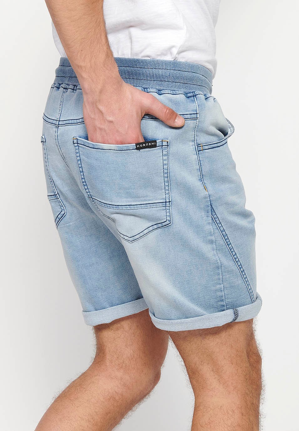 Pantalón corto jogger denim acabado en vuelta con Cintura ajustable con goma y cordón de Color Azul para Hombre