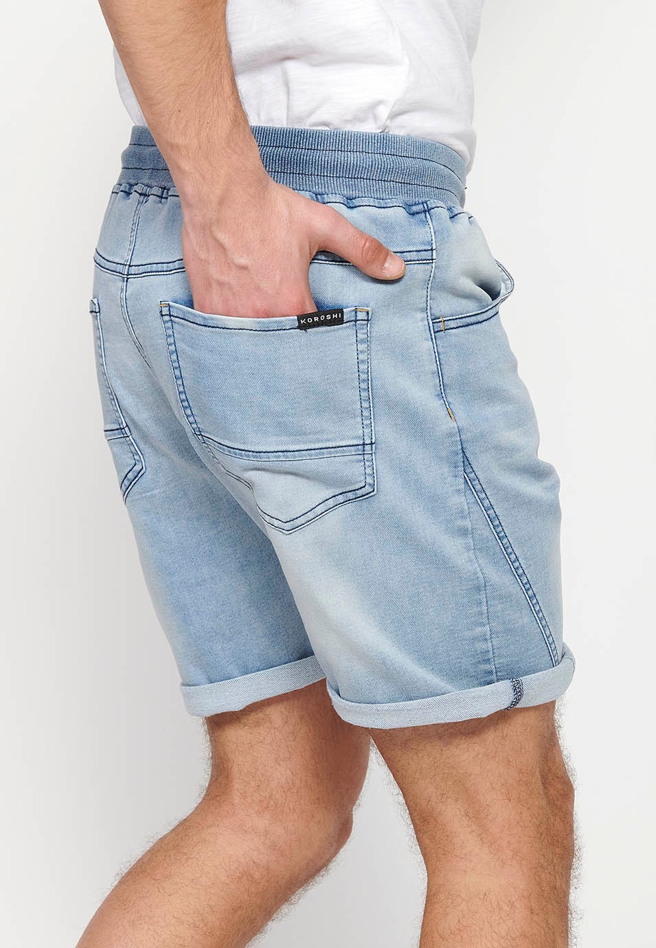 Short de jogging en denim bleu avec finition revers avec taille réglable avec caoutchouc et cordon de serrage pour homme