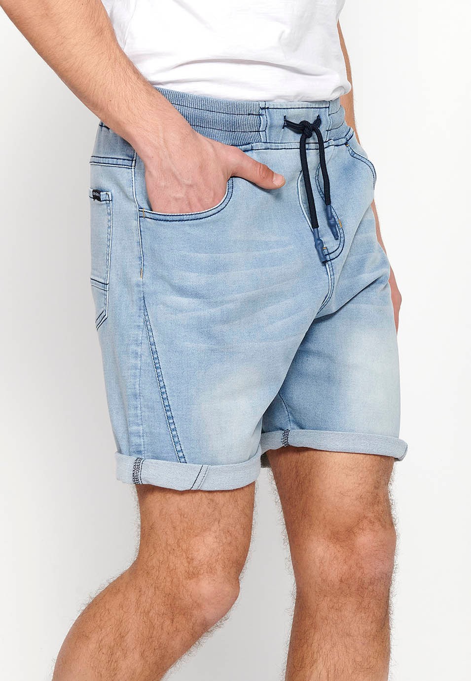 Pantalón corto jogger denim acabado en vuelta con Cintura ajustable con goma y cordón de Color Azul para Hombre