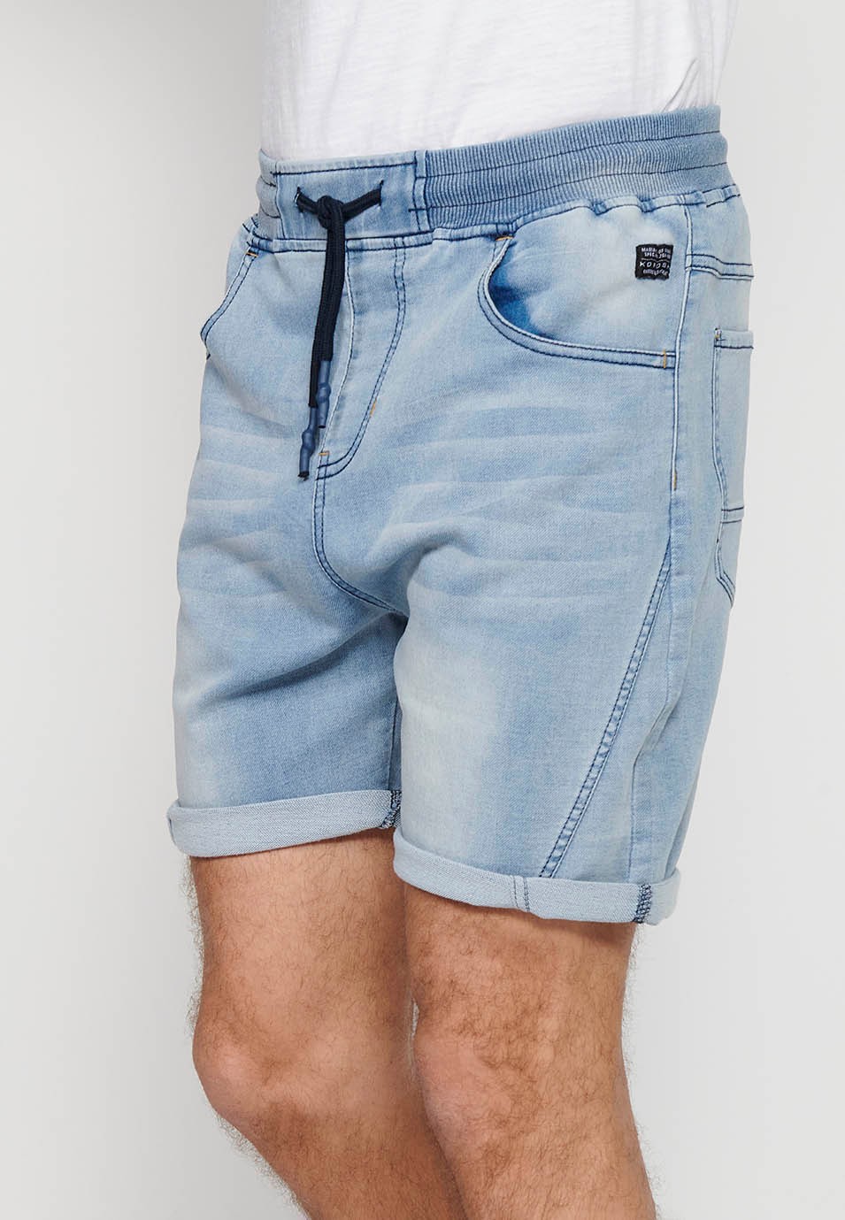 Short de jogging en denim bleu avec finition revers avec taille réglable avec caoutchouc et cordon de serrage pour homme