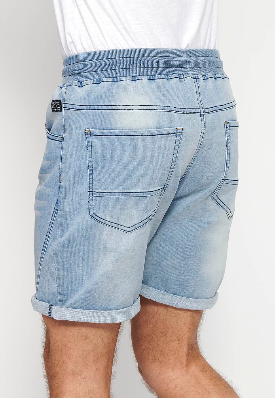 Pantalón corto jogger denim acabado en vuelta con Cintura ajustable con goma y cordón de Color Azul para Hombre