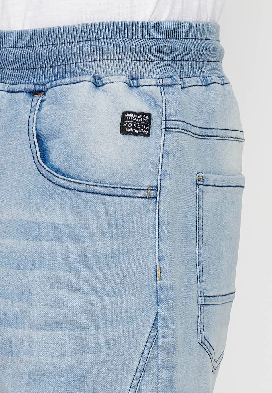 Short de jogging en denim bleu avec finition revers avec taille réglable avec caoutchouc et cordon de serrage pour homme