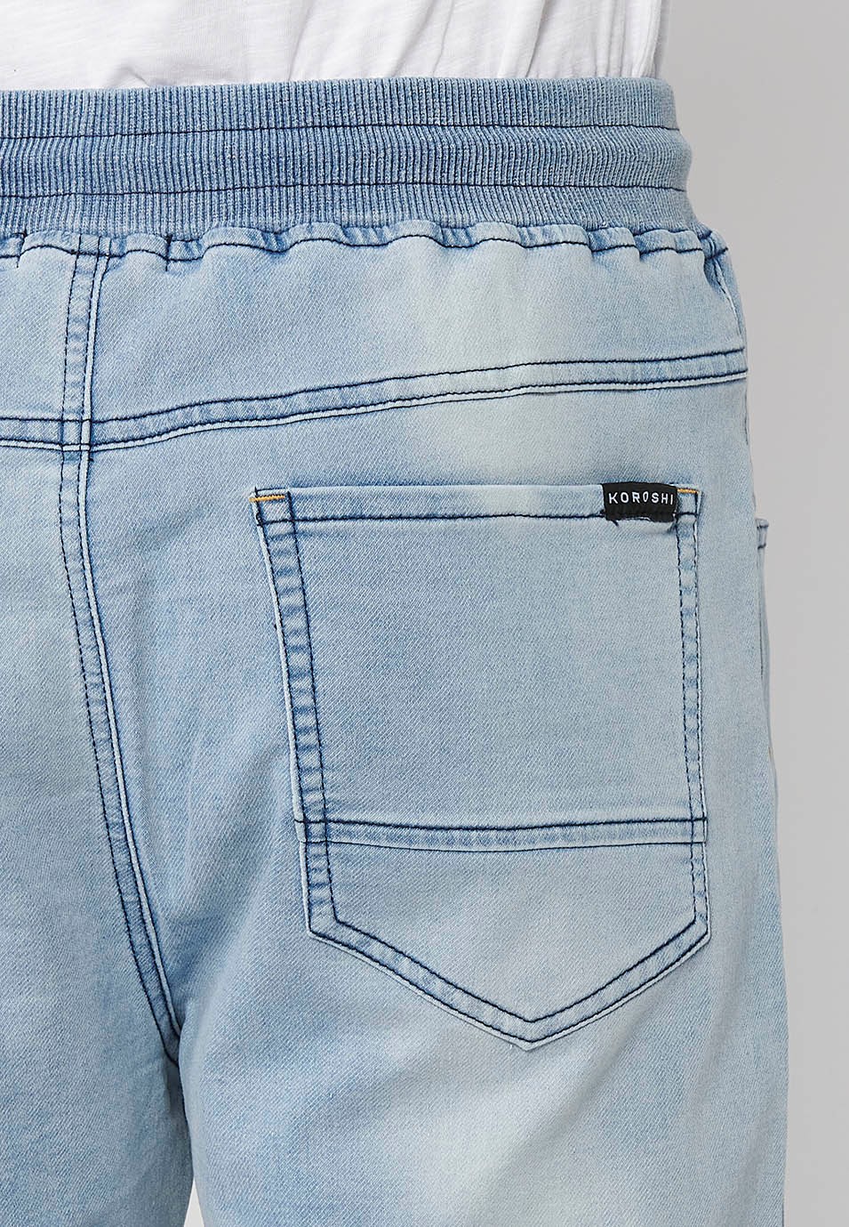 Short de jogging en denim bleu avec finition revers avec taille réglable avec caoutchouc et cordon de serrage pour homme