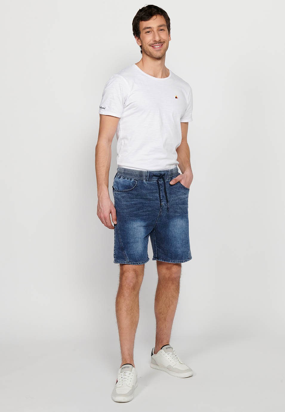 Short de jogging en jean bleu foncé avec finition revers avec taille réglable avec caoutchouc et cordon de serrage pour homme