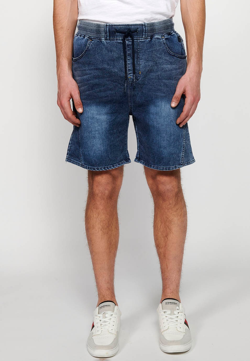 Short de jogging en jean bleu foncé avec finition revers avec taille réglable avec caoutchouc et cordon de serrage pour homme 3