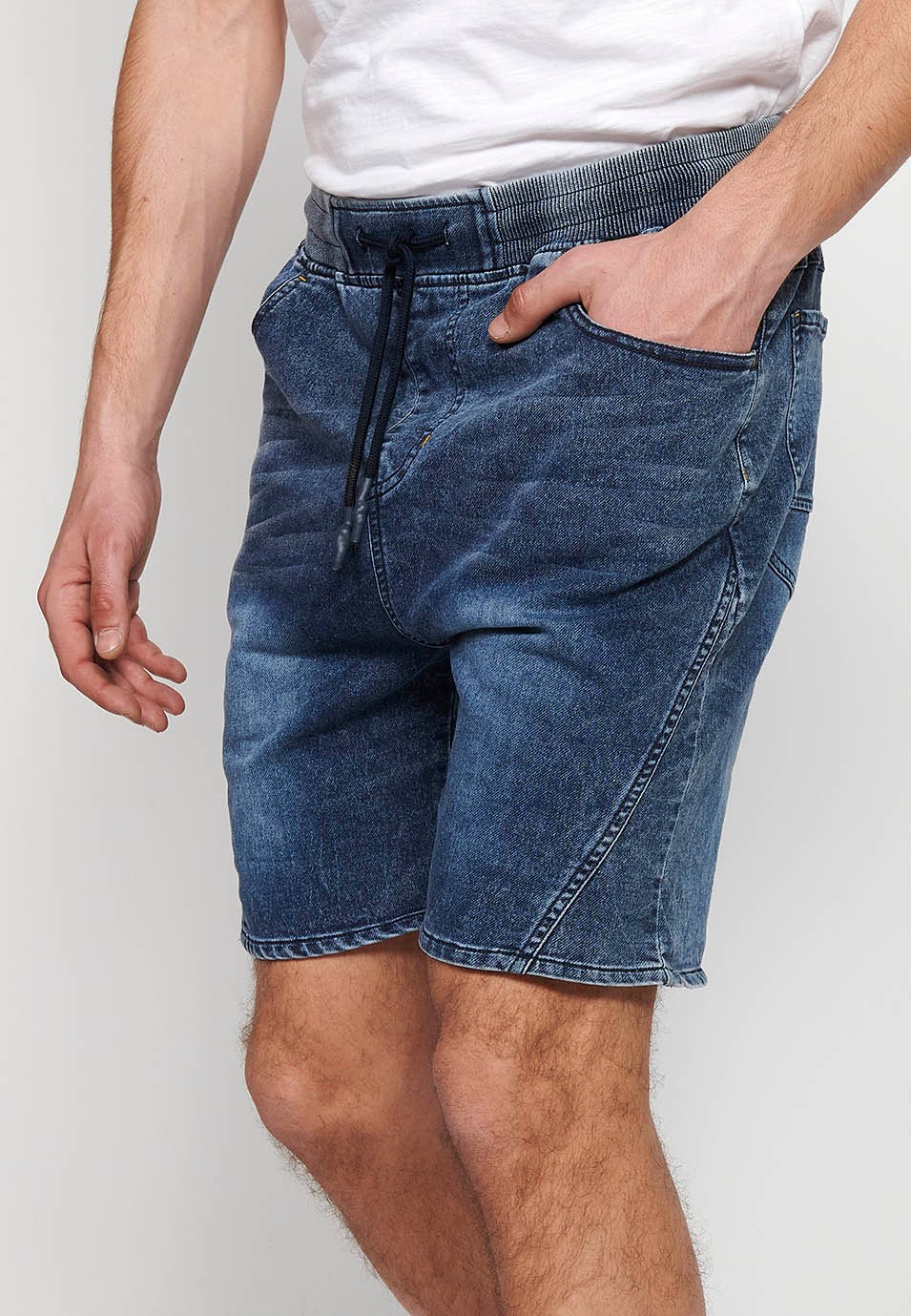 Pantalón corto jogger denim acabado en vuelta con Cintura ajustable con goma y cordón de Color Azul Oscuro para Hombre 1