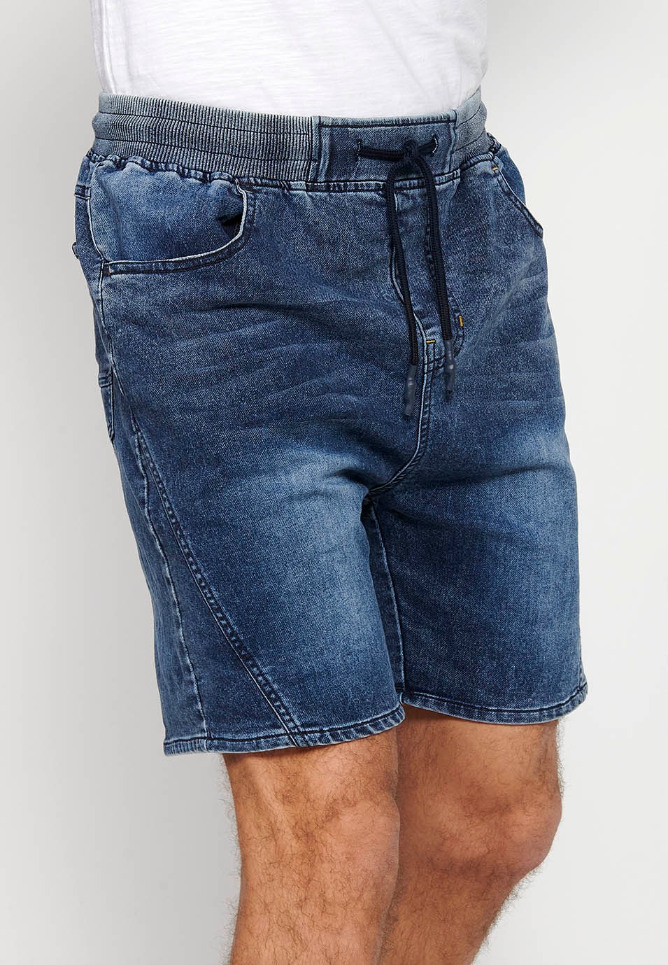 Dunkelblaue Denim-Joggingshorts mit Umschlag und verstellbarer Taille mit Gummi und Kordelzug für Herren 2