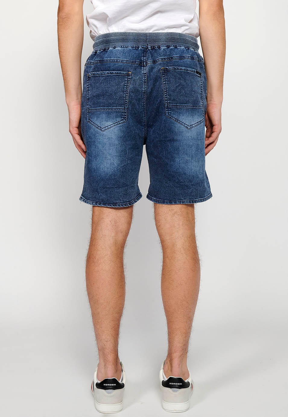 Dunkelblaue Denim-Joggingshorts mit Umschlag und verstellbarer Taille mit Gummi und Kordelzug für Herren 4