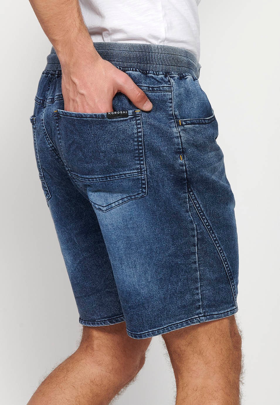 Dunkelblaue Denim-Joggingshorts mit Umschlag und verstellbarer Taille mit Gummi und Kordelzug für Herren 7