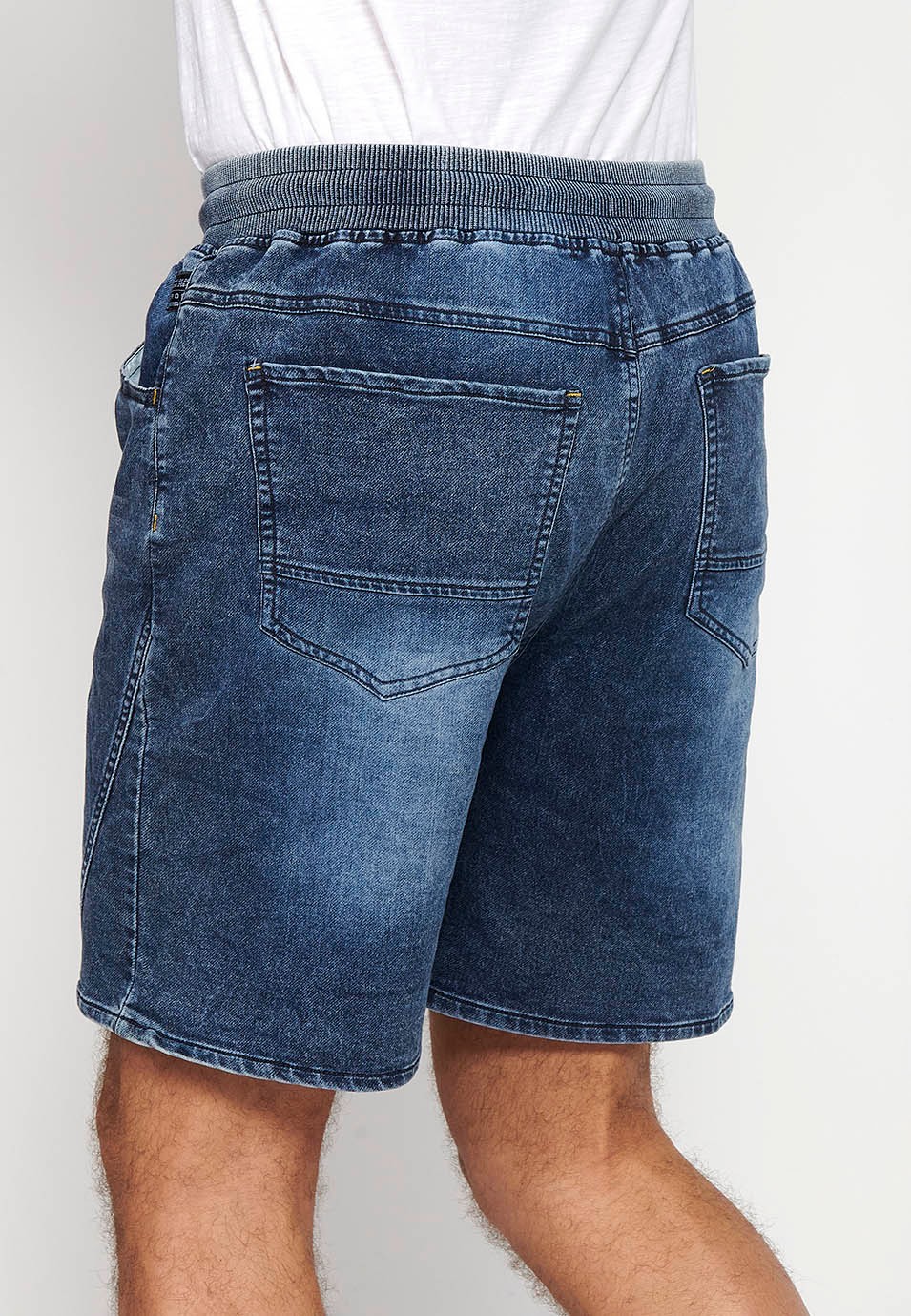 Dunkelblaue Denim-Joggingshorts mit Umschlag und verstellbarer Taille mit Gummi und Kordelzug für Herren 5