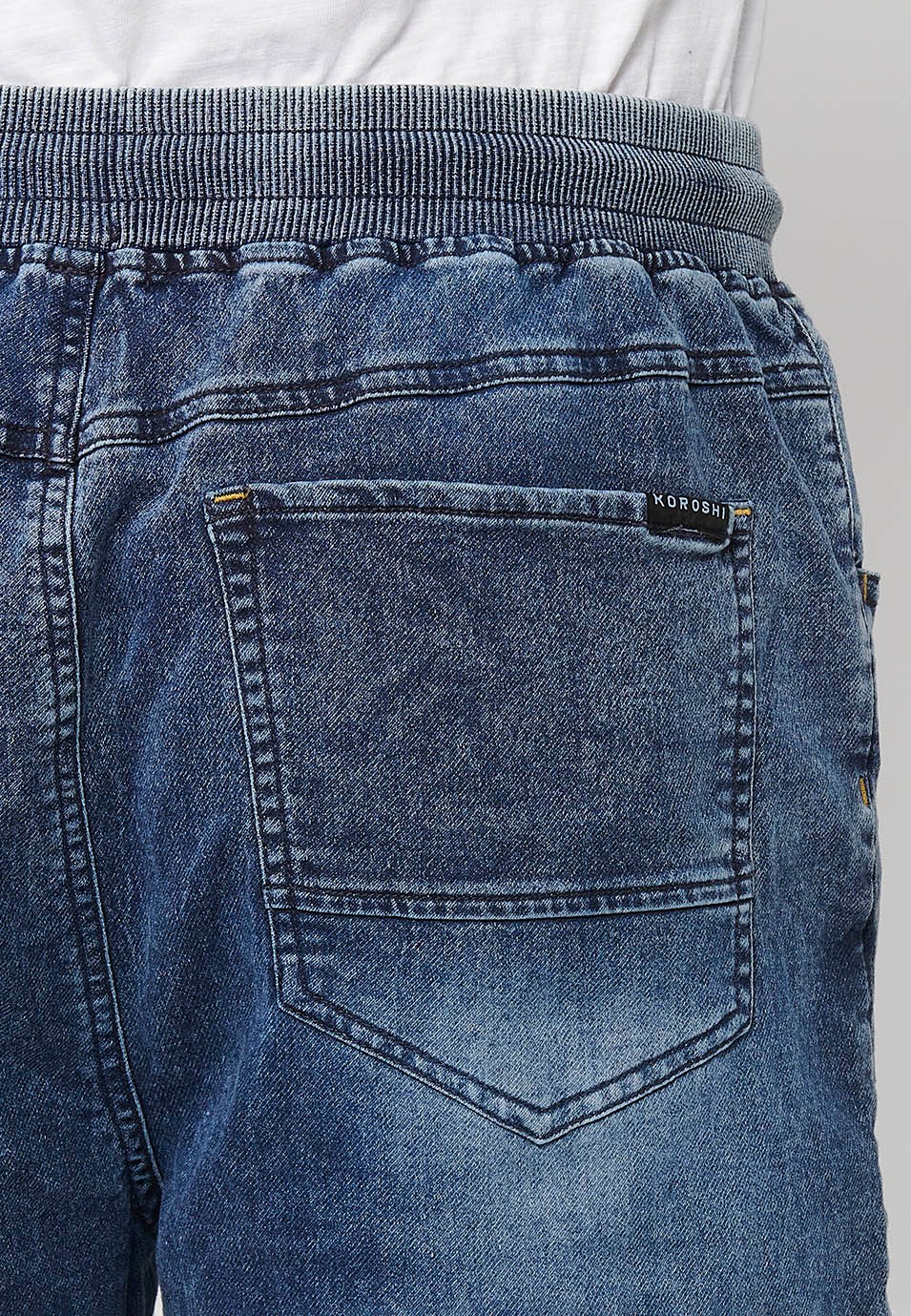 Pantalón corto jogger denim acabado en vuelta con Cintura ajustable con goma y cordón de Color Azul Oscuro para Hombre 6