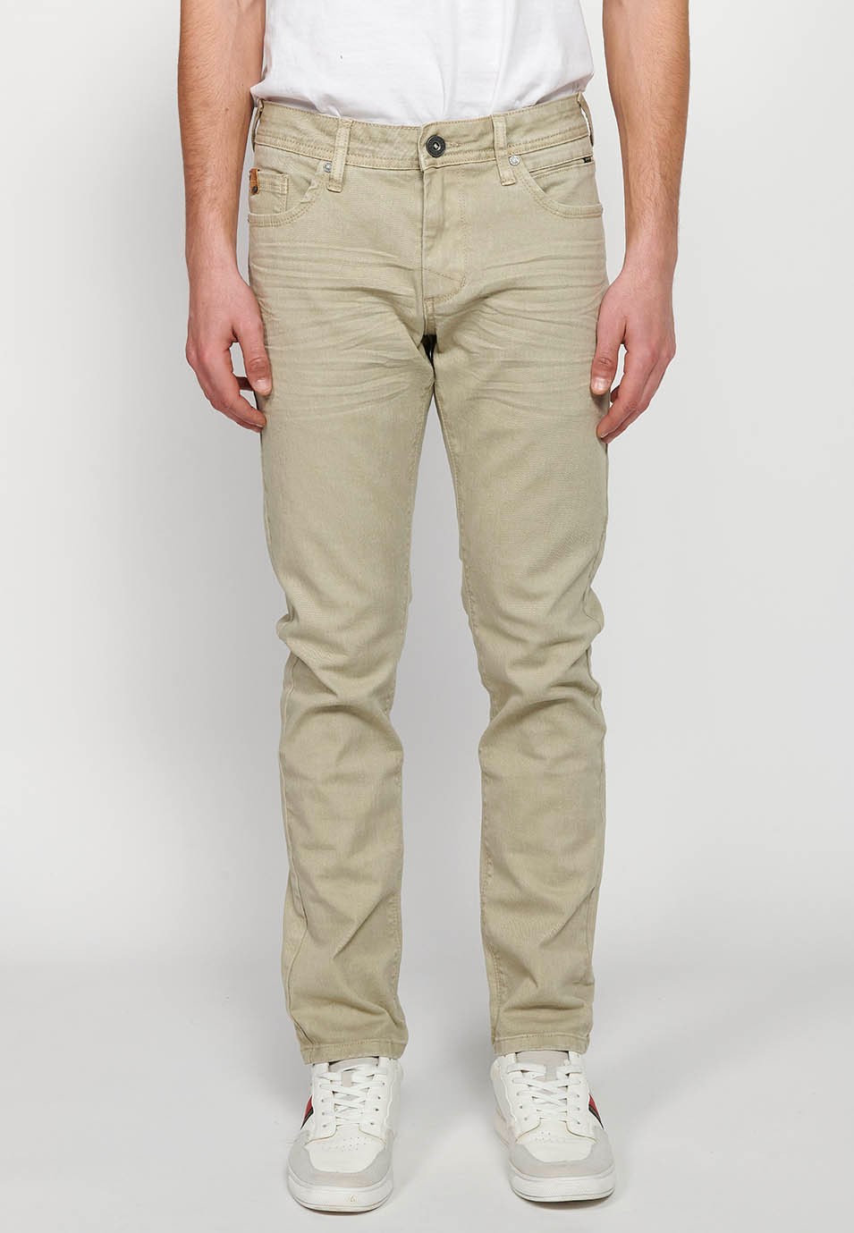 Pantalon long droit coupe classique avec fermeture sur le devant avec fermeture éclair et bouton avec cinq poches, une poche en couleur pierre pour homme