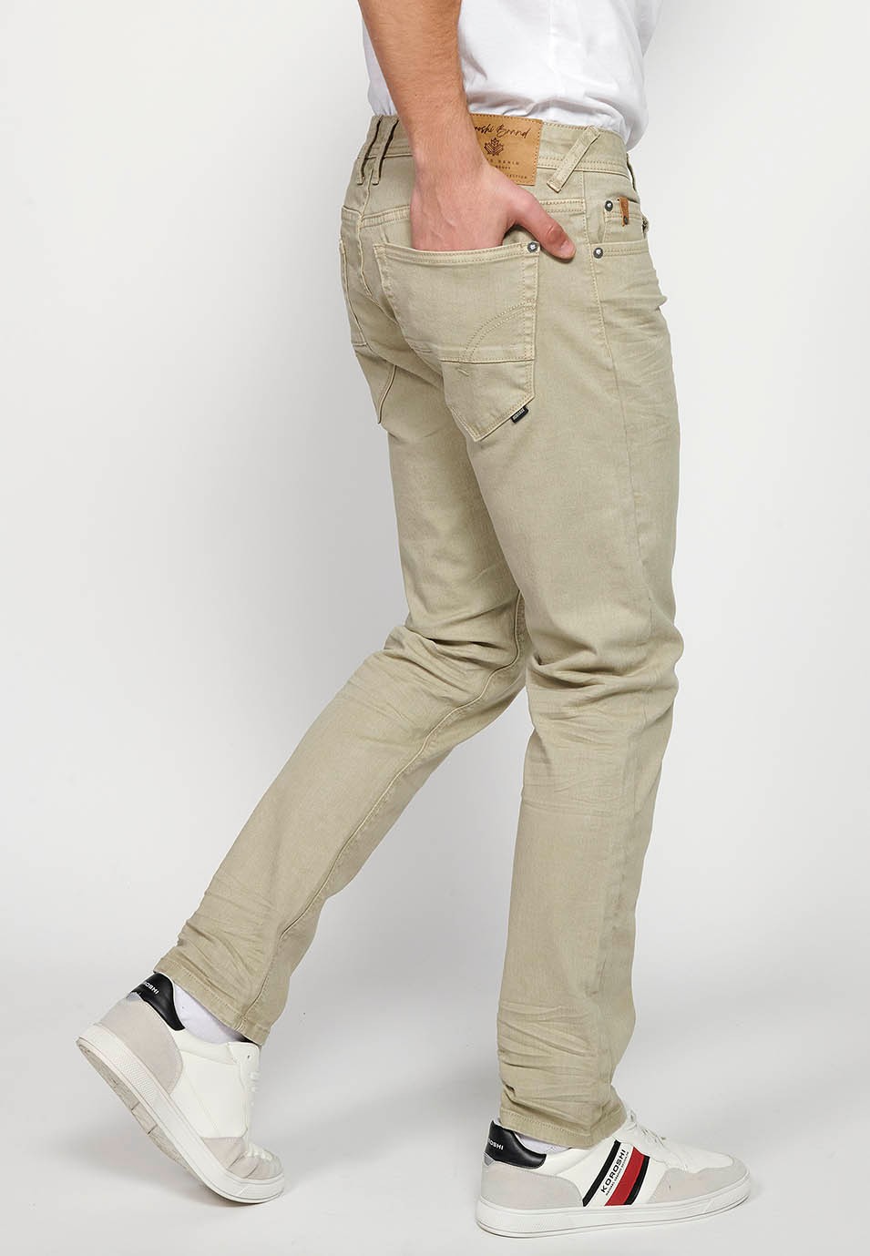 Pantalon long droit coupe classique avec fermeture sur le devant avec fermeture éclair et bouton avec cinq poches, une poche en couleur pierre pour homme 6