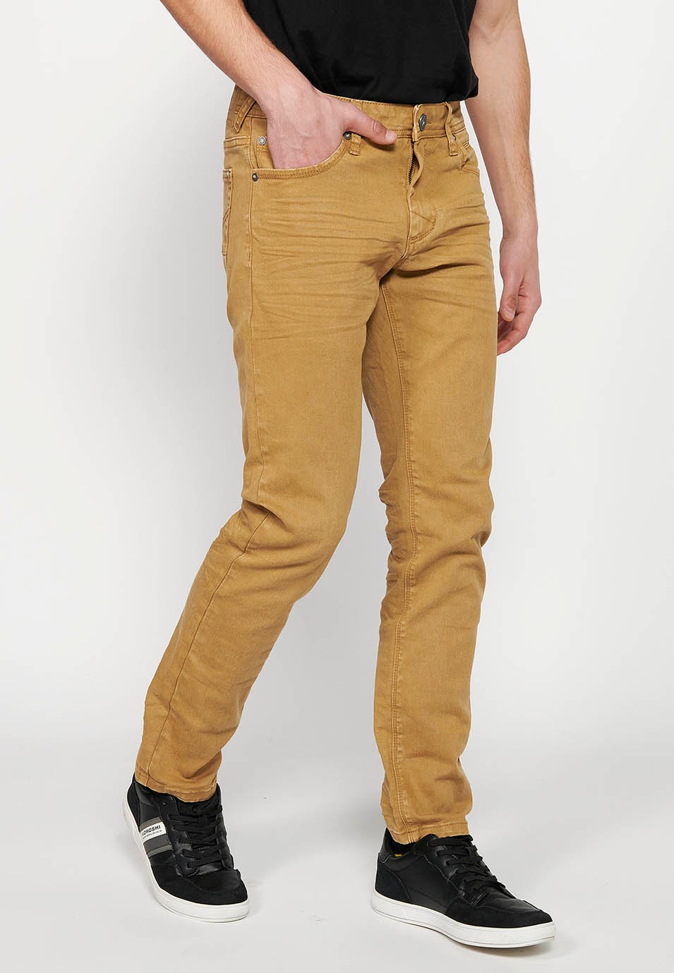 Pantalons llargs straigth regular fit amb Tancament davanter amb cremallera i botó amb Cinc butxaques, un cerillero de Color Torrat per a Home