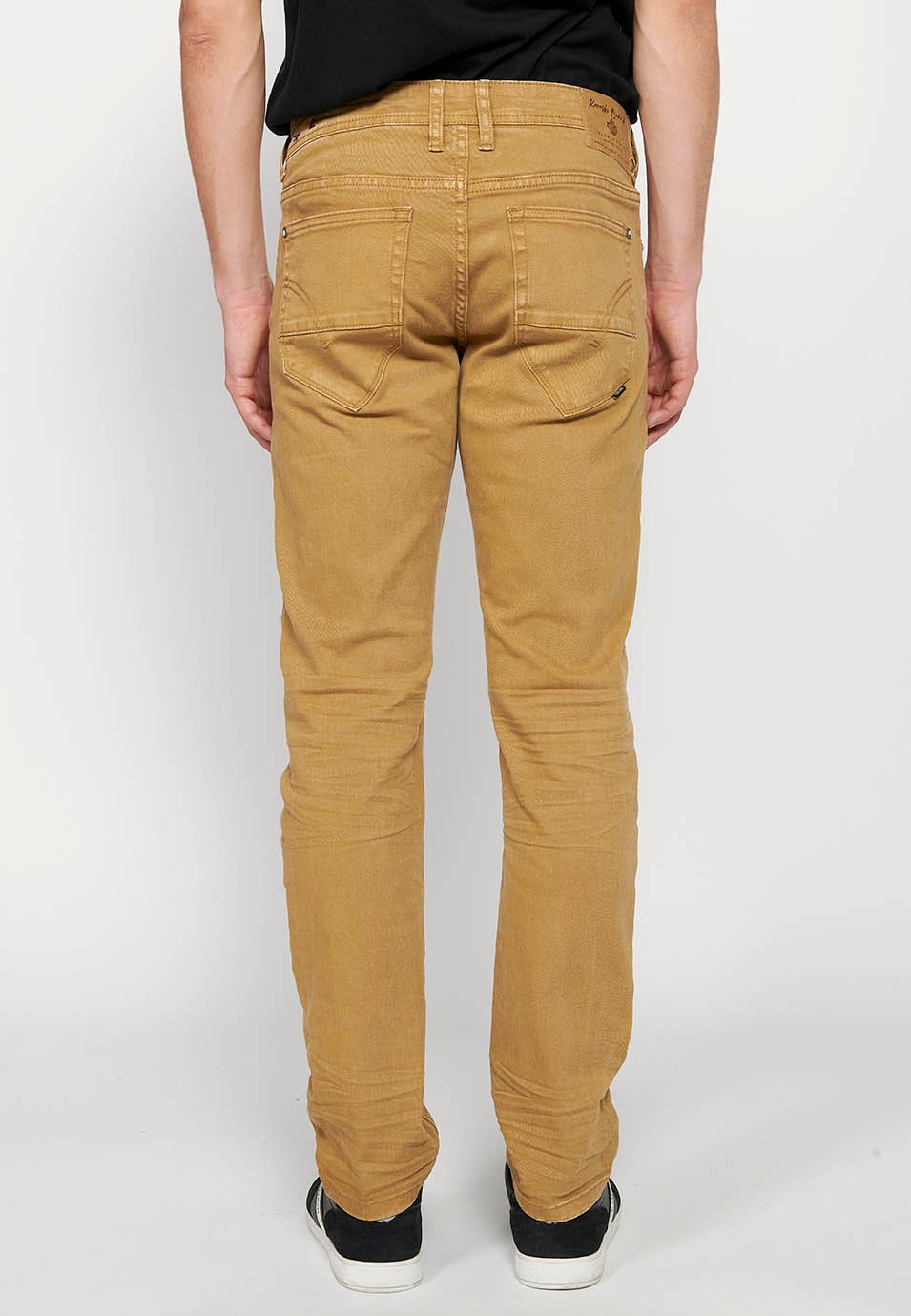 Pantalons llargs straigth regular fit amb Tancament davanter amb cremallera i botó amb Cinc butxaques, un cerillero de Color Torrat per a Home