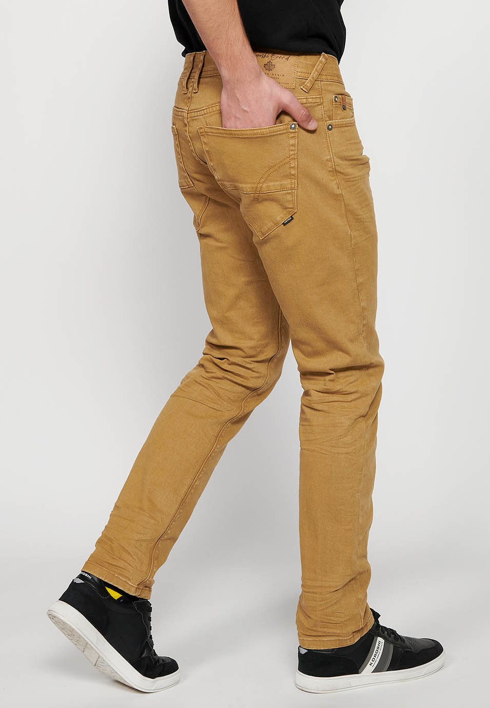 Pantalón largo straigth regular fit con Cierre delantero con cremallera y botón con Cinco bolsillos, uno cerillero de Color Tostado para Hombre