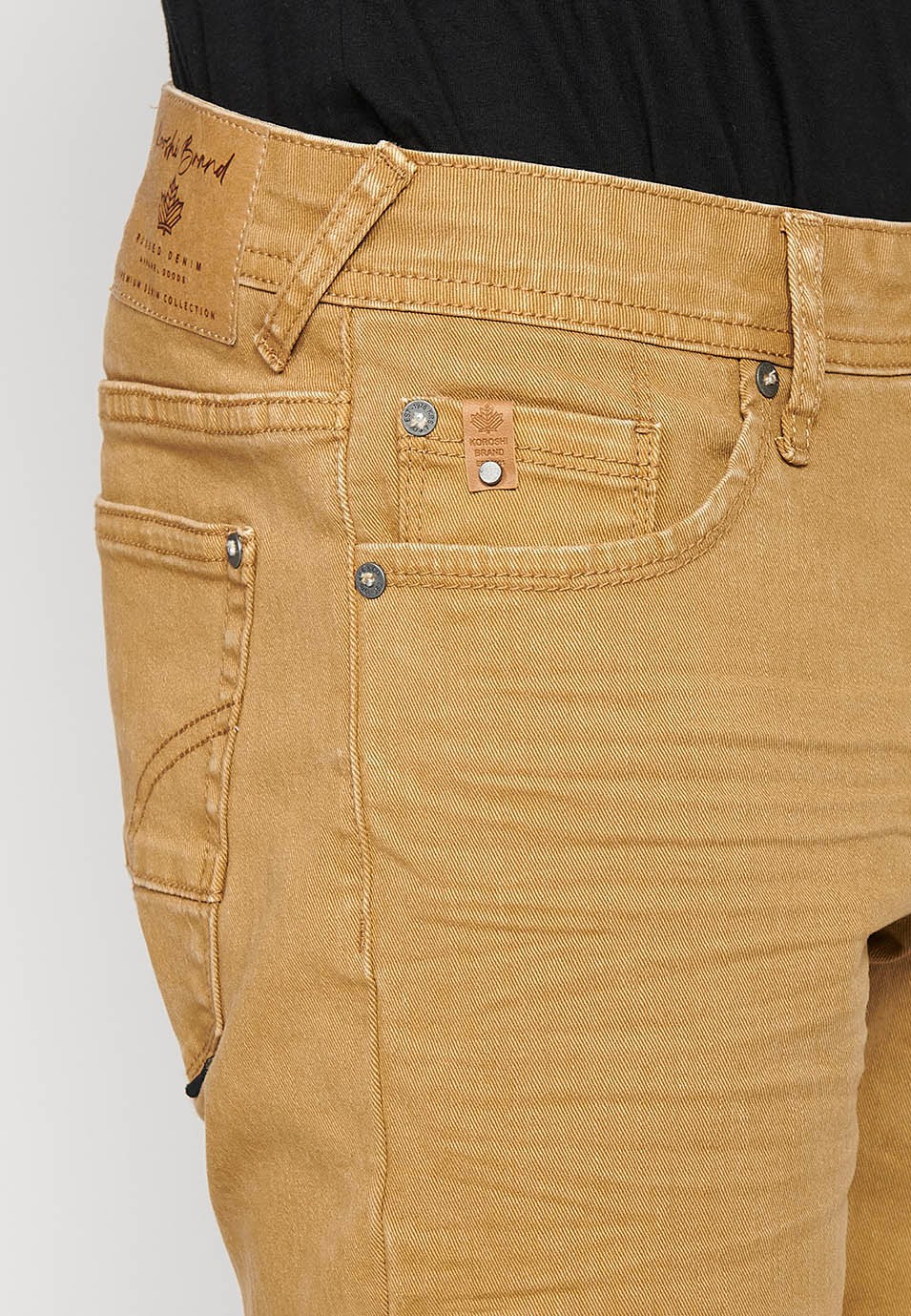Pantalon long droit coupe classique avec fermeture sur le devant avec fermeture éclair et bouton avec cinq poches, une poche de couleur Tan pour homme