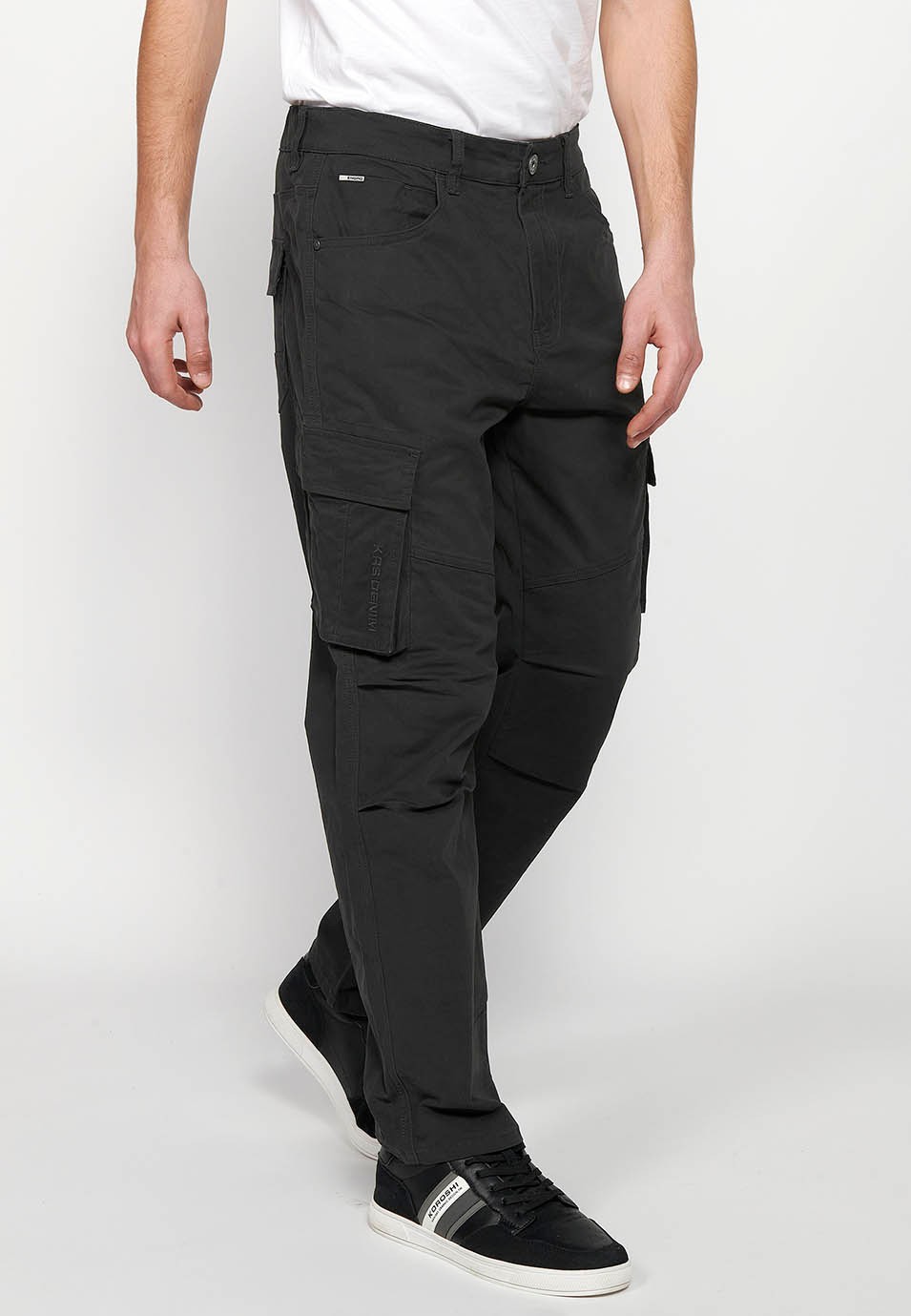 Pantalons llarg càrrec amb Tancament davanter amb cremallera i botó amb Butxaques laterals amb solapa de Color Negre per a Home
