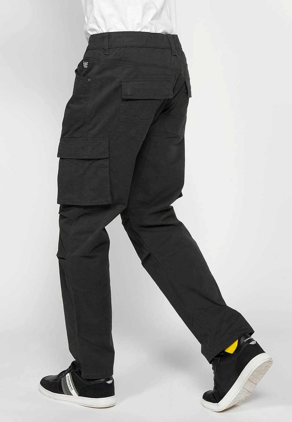 Pantalón largo cargo con Cierre delantero con cremallera y botón con Bolsillos laterales con solapa de Color Negro para Hombre