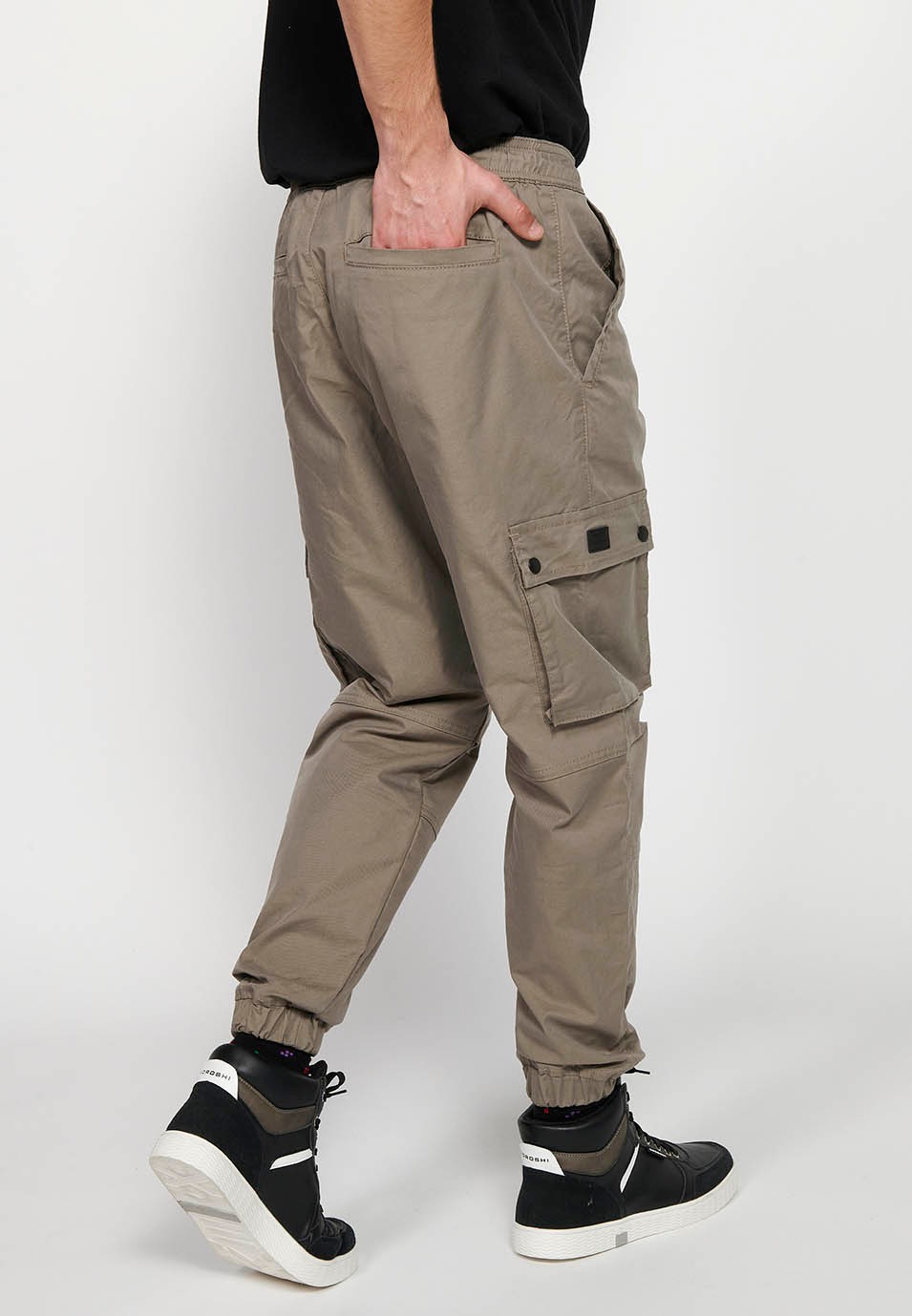 Pantalon de jogging cargo beige avec taille caoutchoutée avec cordon de serrage et poches, deux côtés avec rabat pour homme