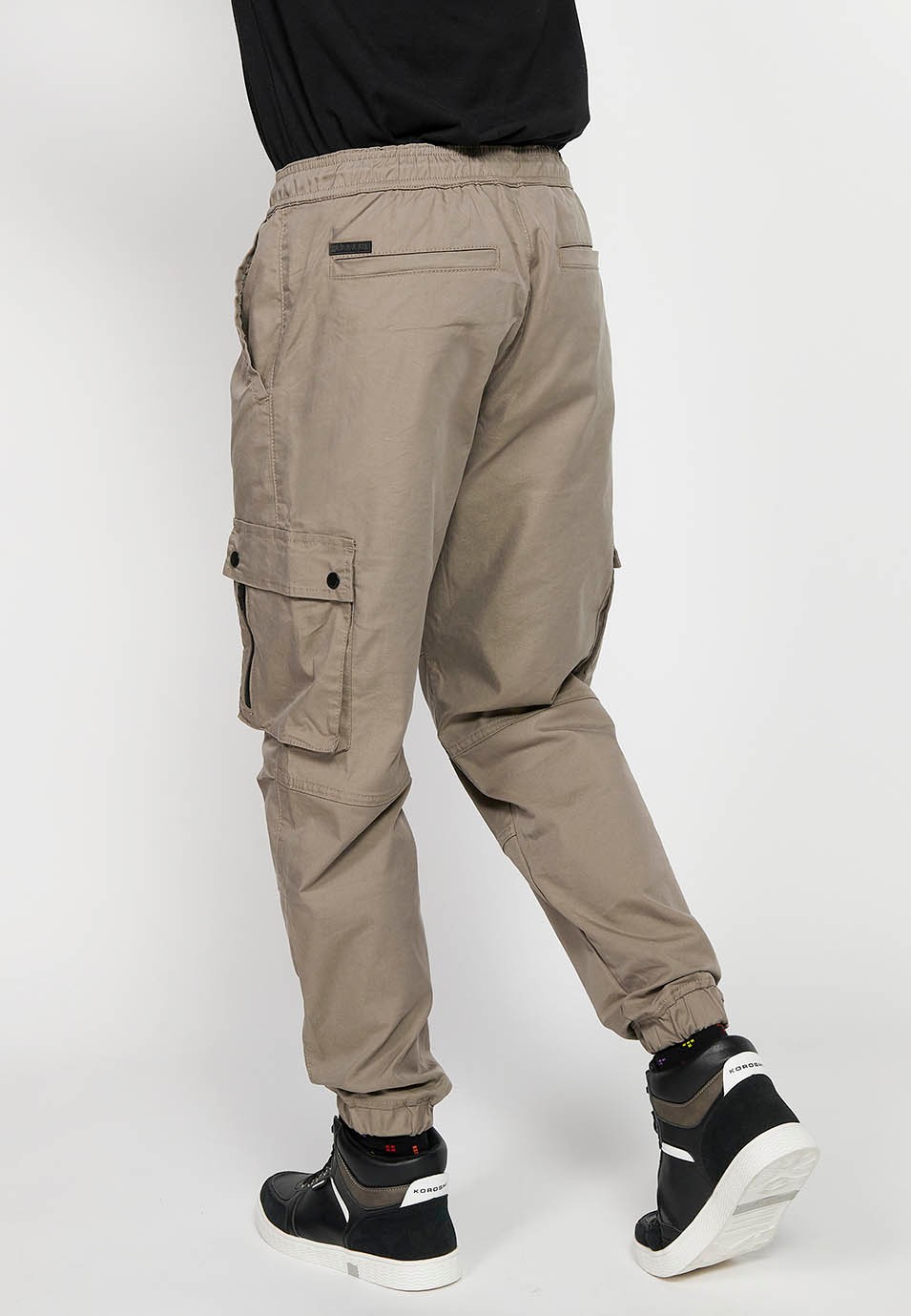 Beigefarbene Cargo-Jogginghose mit gummiertem Bund, Kordelzug und Taschen, zwei Seiten mit Klappe für Herren