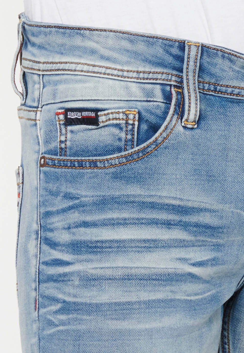 Lange Jeanshose mit schmaler Passform, Reißverschluss vorne und hellblauem Knopf für Herren 5